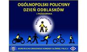 Plakat w poziomie, w formie prostokąta. Granatowe tło, na którym w górnej części jest żółty napis „Ogólnopolski Policyjny Dzień Odblasków”. W środkowej części grafiki jest białe koło z granatowym napisem „ŚWIEĆ PRZYKŁADEM”, który znajduje się w jego górnej części. W środkowej części koła znajdują się czarne sylwetki starszej i młodszej osoby, które trzymają się za rękę. Sylwetki są stylizowane na te ze znaków drogowych. Sylwetki mają naniesione żółte elementy na części odpowiadającej za plecy i okolice nadgarstka – imitacja elementów odblaskowych. 
W dolnej części plakatu od lewej strony znajduje się: postać motocyklisty, następnie osoba dorosła z dzieckiem, biegacz, rowerzysta i osoba na hulajnodze. 
W dolnej części plakatu na żółtym tle znajduje się logotyp Policji wraz z napisem Pomagamy i chronimy oraz symbol ruchu drogowego R-ka, a także napis „BIURO RUCHU DROGOWEGO KOMENDY GŁÓWNEJ POLICJI”.