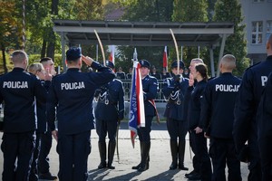 Zdjęcie. Widoczni umundurowani policjanci na placu