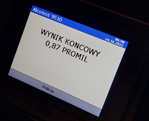 Wynik policyjnego alkomatu, który wskazał 0,87 promila.