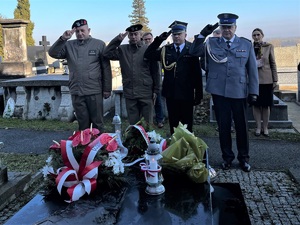 Komendant Powiatowy Policji w Będzinie, Komendant będzińskiej straży pożarnej, Szef Centrum Wojskowego Centrum Rekrutacji w Będzinie i jego zastępca salutują nad grobem.