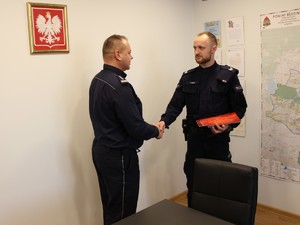Komendant Powiatowy Policji w Będzinie składa gratulacje swojemu policjantowi.