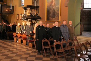 Zdjęcie przedstawiające grupę osób stojących w kościele,w pierwszym rzędzie znajdują się dowódcy służb mundurowych z terenu powiatu będzińskiego.