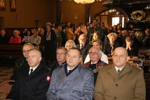 Zdjęcie przedstawiające ludzi siedzących w kościele. W pierwszych rzędach widzimy przedstawicieli służb mundurowych.