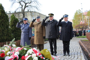 Przedstawiciele będzińskich służb mundurowych salutują przy pomniku.