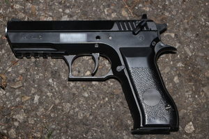 Na zdjęciu czarny pistolet