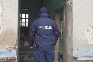 Policjant wchodzący do pustostanu