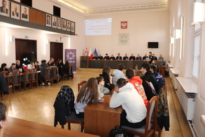 Grupa osób na Sali Sesyjnej Starostwa Powiatowego w Będzinie podczas debaty.