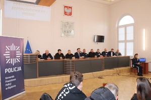Zdjęcie przedstawiające osoby debatujące na sali sesyjnej z przemawiającym Starostą Będzińskim.
