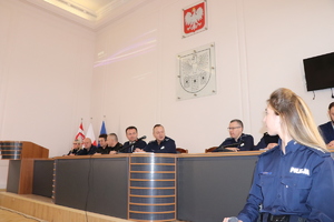 Na zdjęciu Komendant Powiatowy Policji w Będzinie zabiera głos podczas debaty społecznej.