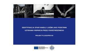 Od góry trzy obrazki znajdujące się obok siebie, przedstawiające ofiary handlu ludźmi. Pod spodem napis: „Identyfikacja ofiar handlu ludźmi jako podstawa uzyskania wsparcia przez pokrzywdzonego. Pod spodem logo Unii Europejskiej i Napis Unia Europejska Fundusz Bezpieczeństwa Wewnętrznego i logo Policji