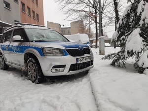 Na zdjęciu policyjny radiowóz  podczas zimy.