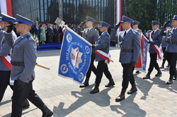 Zdjęcie. Umundurowani policjanci ze sztandarami