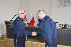 Na zdjęciu Naczelnik Prewencji Komendy Powiatowej Policji w Będzinie składa meldunek I Zastępcy Komendanta Wojewódzkiego w Katowicach.