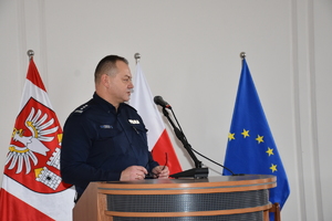 Na zdjęciu Komendant Powiatowy Policji w Będzinie przemawia na mównicy.