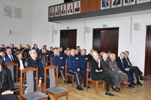 Na zdjęciu grupa osób siedzących w sali sesyjnej Starostwa Powiatowego w Będzinie podczas policyjnej narady rocznej.