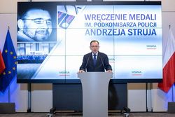 Awatar przedstawiający zdjęcie, na którym przemawia przy mównicy minister MSWiA Mariusz Kamiński.