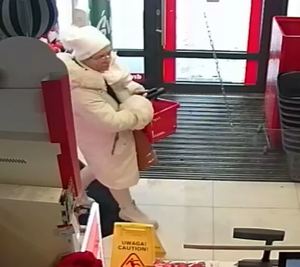 Na zdjęciu widoczny wizerunek kobiety, która znajduje się w sklepie i ma na sobie ubrania koloru białego.
