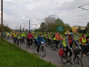 Na zdjęciu uczestnicy Zagłębiowskiej Masy Krytycznej przejeżdżają ulicami Będzina.