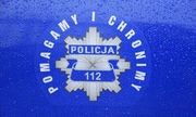 Fotografia przedstawiająca gwiazdę policyjną na niebieskim tle. Dookoła napis: POMAGAMY I CHRONIMY
