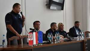 Na zdjęciu Komendant Powiatowy Policji w Będzinie przemawia do uczestników debaty