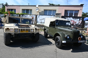 Na zdjęciu dwa pojazdy wojskowe.