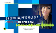 Ciemnowłosa kobieta, napis z policyjną psycholożką #wspólniebezpieczni.