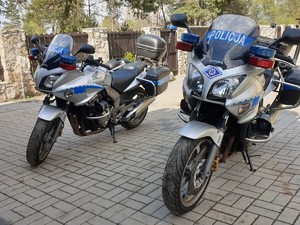 Na zdjęciu znajdują się dwa motocykle policyjne.