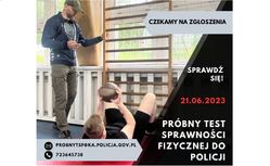 Na zdjęciu policjant, który liczy powtórzenia uczestnikowi zajęć, podczas wykonywania przenoszenia piłki lekarskiej za głowy z dotknięciem do drabinki. Na zdjęciu zamieszczono tekst: Czekamy na zgłoszenia. Sprawdz się. 21.06.2023. Próbny test sprawności fizycznej do Policji. Adres e-mail: probnytsf@ka.policja.gov.pl tel. 723645738