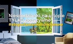 pokój z otwartymi skrzydłami okiennymi podzielony na dwie części. Za oknem widzimy – po lewej stronie jezioro wkomponowane w górzysty krajobraz oraz – po prawej park z rozłożystymi koronami drzew. W prawym skrzydle okiennym wybita jest szyba, której odłamki leżą na podłodze. Po lewej stronie okna pokazany jest pokój, w którym dominuje kolor niebieski. Następnie na tle tego pokoju pokazuje się biały napis „Niespodzianki na urlopie tylko pozytywne” oraz poniżej napis w kolorze żółtym „stop włamaniom do domów” pisany bez przerw między słowami.