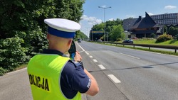 Policjant mierzący   prędkość na drodze