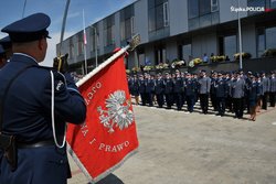 Policjanci na placu umundurowani