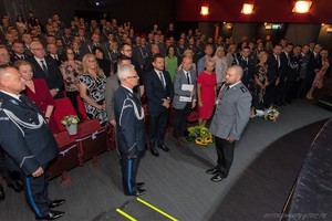 Zdjęcie, na którym dowódca uroczystości składa meldunek Zastępcy Komendanta Wojewódzkiego Policji w Katowicach przed innymi gośćmi podczas obchodów Święta Policji.