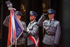 Na zdjęciu trzech policjantów, którzy tworzą sztandar Komendy Powiatowej Policji w Będzinie.
