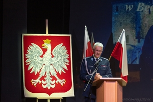 Zdjęcie przedstawiające przemawiającego Zastępcę Komendanta Wojewódzkiego Policji w Katowicach.