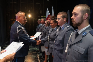 Zdjęcie, na którym Komendant Powiatowy Policji w Będzinie gratuluje Policjantom i wręcza akty mianowania