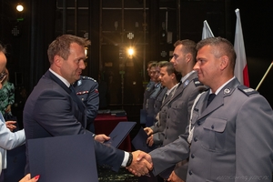 Na zdjęciu Starosta Będziński gratuluje wyróżnionym policjantom.