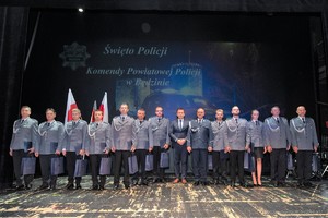 Na zdjęciu znajduje się grupa wyróżnionych policjantów wraz z Komendantem Powiatowym Policji w Będzinie oraz Starostą Będzińskim.