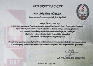 Zdjecie przedstawiające List Gratulacyjny inspektor Arkadiusz Więcek Komendant Powiatowy Policji w Będzinie. Z okazji Święta Policji w imieniu własnym oraz funkcjonariuszy i pracowników Placówki Straży Granicznej w Sosnowcu życzę Panu Komendantowi samych sukcesów w służbie, dobrego zdrowia, optymizmu oraz szczęścia i wszelkiej pomyślności w życiu zawodowym jak i osobistym. Oby trudna i odpowiedzialna służba była źródłem satysfakcji, a działaniom towarzyszyła ludzka przychylność. Ponadto pragnę przekazać podległym Panu funkcjonariuszom i pracownikom Policji, życzenia powodzenia w służbie i pracy, zadowolenia z realizacji zadań służbowych na rzecz bezpieczeństwa społecznego. Komendant Placówki Straży Granicznej w Sosnowcu ppłk Straży Granicznej Ewa Szlendak-Kelczauskas