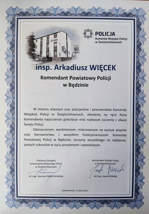 Zdjęcie przedstawia życzenia inspektor od Komendanta Miejskiego Policji i Zastępcy z Świętochłowic. Arkadiusz Więcek Komendant Powiatowy Policji w Będzinie. W imieniu własnym oraz policjantów i pracowników Komendy Miejskiej Policji w Świętochłowicach, składamy na ręce Pana Komendanta najszczersze gratulacje oraz najlepsze życzenia z okazji Święta Policji. Odznaczonym, wyróżnionym, mianowanym na wyższe stopnie oraz kierownictwu i wszystkim funkcjonariuszom Komendy Powiatowej Policji w Będzinie, życzymy wszystkiego co najlepsze, samych sukcesów w życiu prywatnym i zawodowym. Pierwszy Zastępca Komendanta Miejskiego Policji w Świętochłowicach młodszy inspektor Monika Francikowska, Komendant Miejski Policji w Świętochłowicach młodszy inspektor Jacek Nowak.