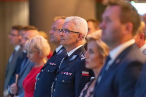 Zdjęcie przedstawia zbliżenie na zaproszonych gości, na czele z Pierwszym Zastępcą Komendanta Wojewódzkiego Policji w Katowicach.