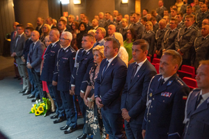 Zdjecie grupowe, na którym znajdują się zaproszeni goście podczas obchodów Święta Policji oraz policjanci biorący udział w uroczystości.