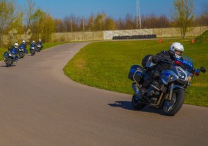 Na zdjęciu widać policjantów jadących na motocyklach służbowych.