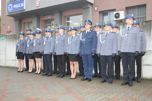 Zdjęcie grupowe policjantów ustawionych przed budynkiem Komendy Powiatowej Policji w Będzinie.