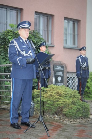 Zdjęcie, na którym przemawia Komendant Powiatowy Policji w Będzinie, zanim stoją umundurowani policjanci.