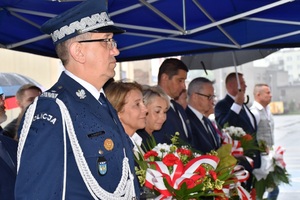 Na zdjęciu na pierwszym planie Komendant Wojewódzki Policji w Katowicach nadinsp. Roman Rabsztyn, dalej widzimy innych gości podczas uroczystości złożenia kwiatów.