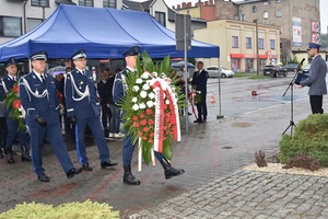 Zdjęcie przedstawia delegację złożenia kwiatów przez Komendanta Wojewódzkiego Policji w Katowicach nadinspektora Romana Rabsztyna oraz Komendanta Powiatowego Policji w Będzinie inspektora Arkadiusza Więcka.