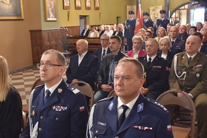 Zdjęcie grupowe, gdzie widzimy Komendanta Wojewódzkiego Policji w Katowicach oraz Komendanta Powiatowego Policji w Będzinie oraz innych gości, którzy są w kościele.