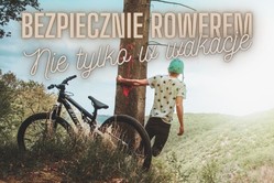 Grafika, na której widzimy mężczyznę w kasku opierającego się o drzewo, obok niego znajduje się rower. Na środku grafiki napis: Bezpiecznie rowerem nie tylko w wakacje.