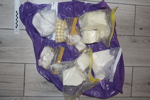 Zdjęcie przedstawiające białą substancje popakowaną w torby foliowe.