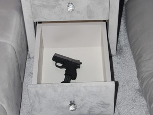 Na zdjęciu pistolet znajdujący się w szafce nocnej.